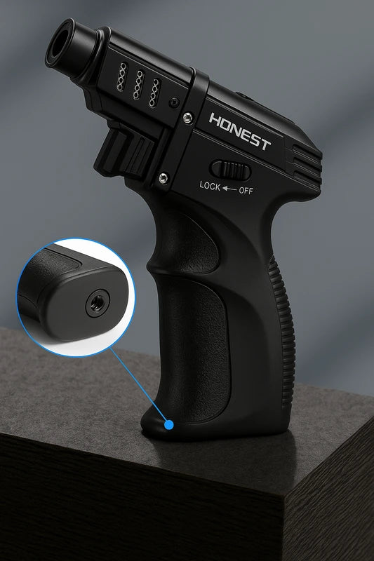 Isqueiro maçarico sendo recarregado com gás butano, ideal para uso contínuo e potente