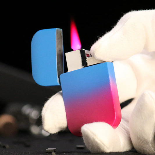 Briquet avec une flamme colorée rose allumée